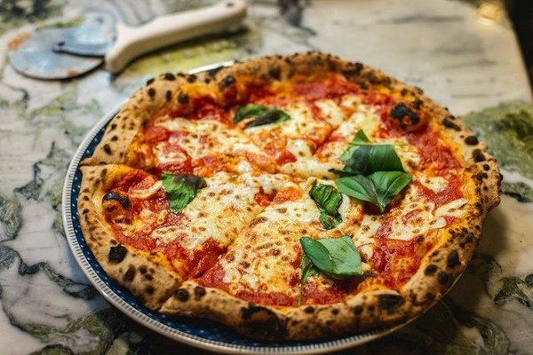 How can you achieve the perfect crust on a neapolitan pizza?